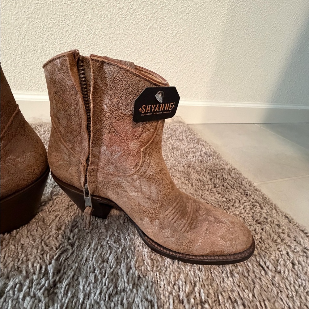 Shyanne Tan Floral Ankle Booties like new with Tag - Picture 7 of 10